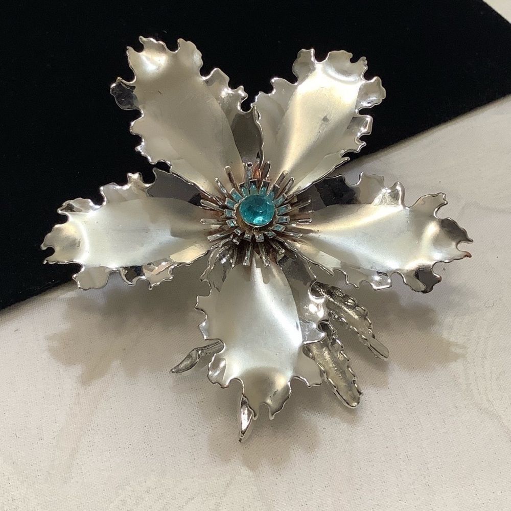 Vintage Large Silver Flower Brooch With Rhinestone - Picture 5 of 6